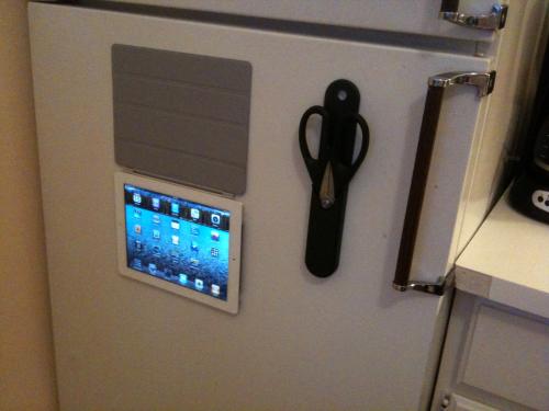 iPad 2 Smart Cover Doubles As Refrigerator Mount [Image]