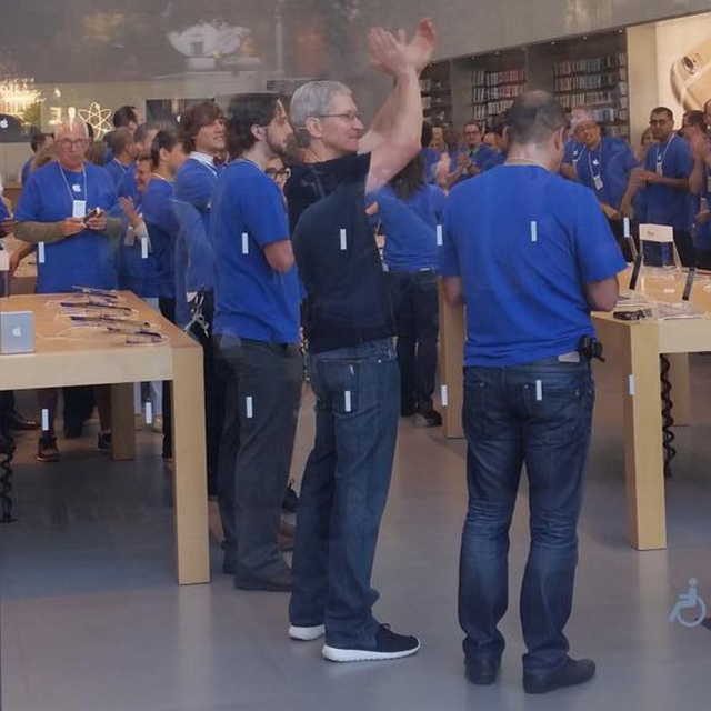 Tim Cook, Angela Ahrendts, and Eddy Cue Help Kick Off iPhone 6 Launch [Photos]