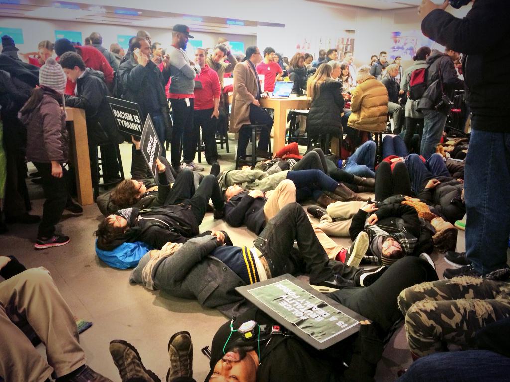Protesters Storm Fifth Ave Apple Store to Stage &#039;Die-In&#039; [Photos]