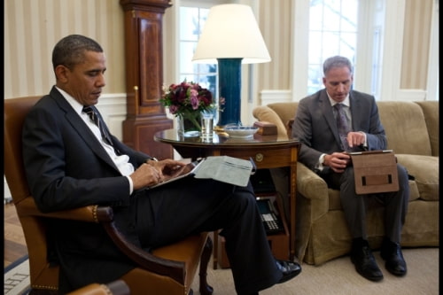 President Obama Gets Intelligence Briefing on the iPad [Photo]