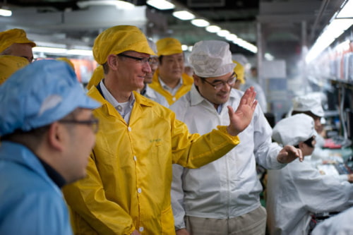 Tim Cook Visits Foxconn&#039;s New iPhone Manufacturing Facility in China [Photo]