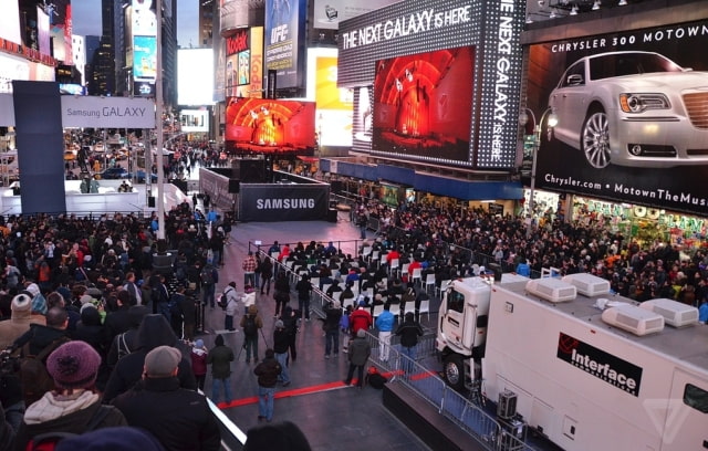 Thousands Gathered in Times Square to Watch Samsung Galaxy S 4 Unveil [Photos]