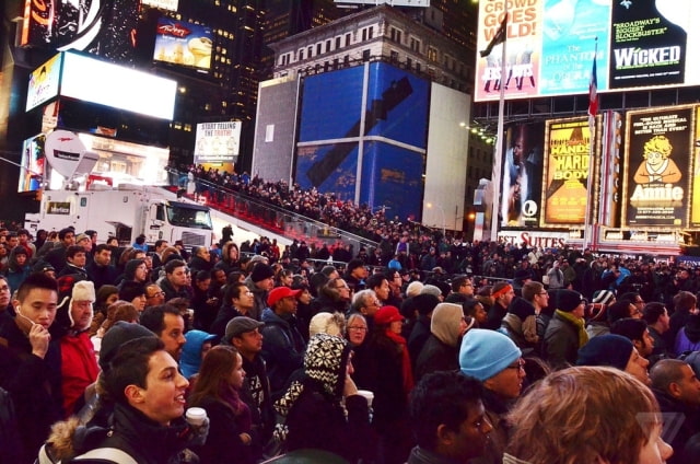 Thousands Gathered in Times Square to Watch Samsung Galaxy S 4 Unveil [Photos]
