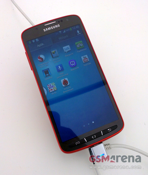 Leaked Photos of the Water Resistant Samsung Galaxy S4 Active