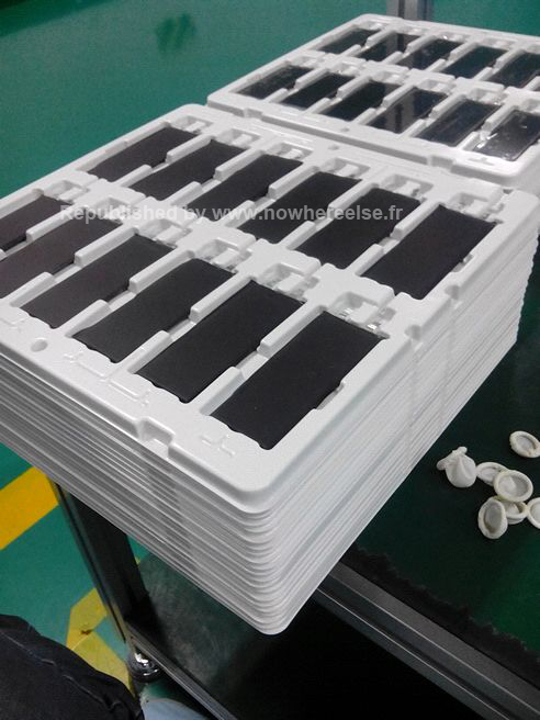 Leaked Photo of iPhone 5S Batteries Destined for the Assembly Line?