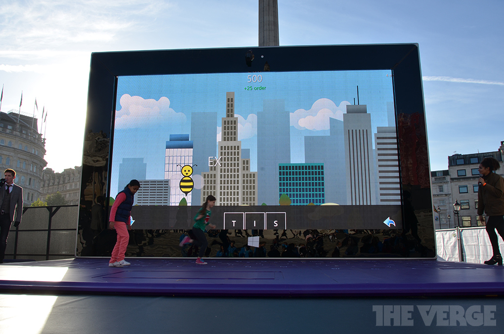 Microsoft Erects Giant Surface Tablet in Trafalgar Square, London [Photos]