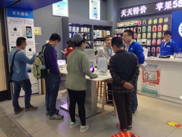 China Mobile Begins Promoting iPhones and iPads In Stores