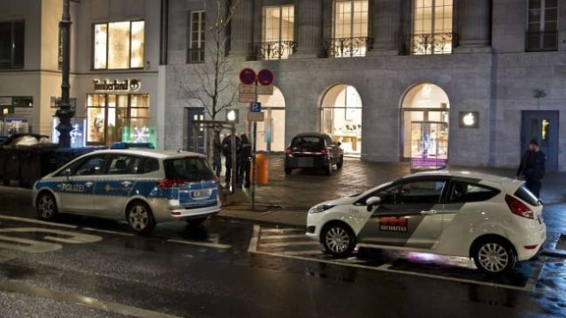 Thieves Smash Car Into Berlin Apple Store Stealing Merchandise 