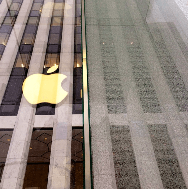 Snowblower Shatters $450K Glass Pane at the Fifth Avenue Apple Store [Photos]