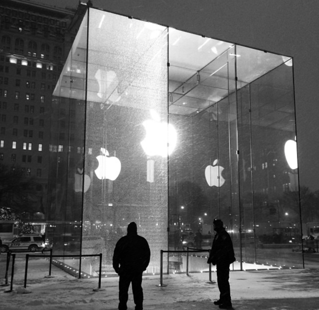 Snowblower Shatters $450K Glass Pane at the Fifth Avenue Apple Store [Photos]