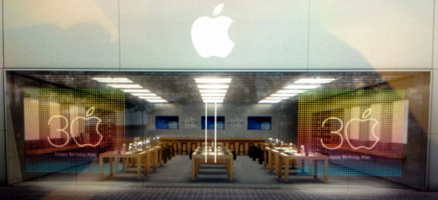 Apple Retail Stores Decorated With Special Window Displays to Celebrate Mac&#039;s 30th Anniversary
