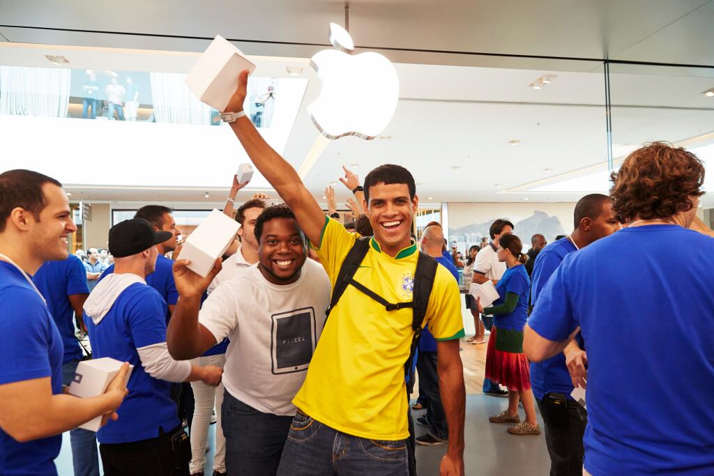 Tim Cook Says &#039;Obrigado&#039; to 1700 Customers Who Lined Up for Opening of Brazil&#039;s First Apple Store