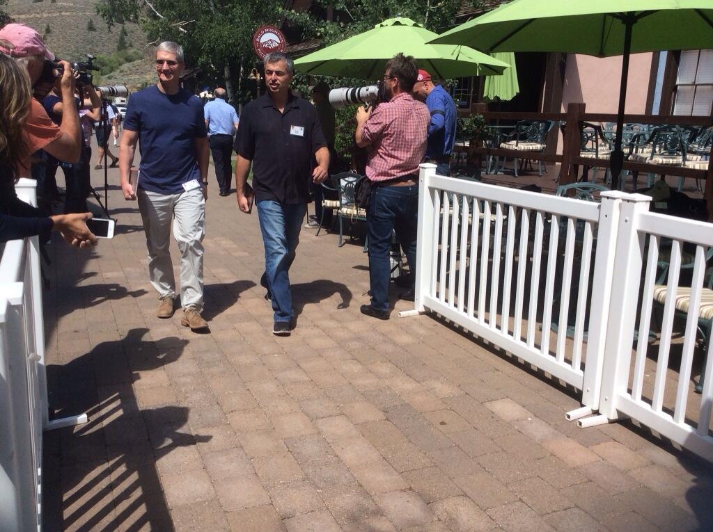 Apple CEO Tim Cook and SVP Eddy Cue Spotted at Sun Valley Conference [Photos]