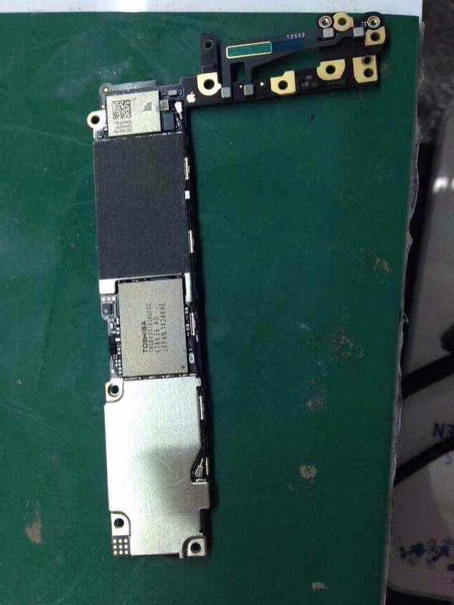 Leaked Photos Reveal Front Panel, Logic Board, Battery for 5.5-Inch &#039;iPhone 6L&#039;?