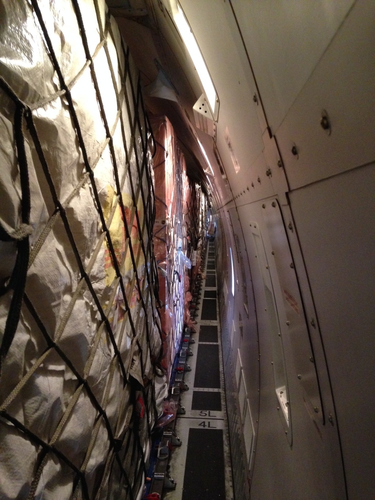 Pilot Posts Photos of 195,000 iPhone 6 Units Being Flown From China to the U.S.