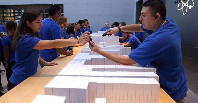 Apple Says It&#039;s On Pace to Beat Last Years 10 Million Unit First Weekend Record for iPhones Sold