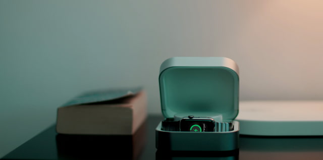 Amber Apple Watch Case Features Built-In Charger and Battery [Video]