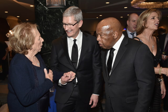 Tim Cook Accepts Ripple of Hope Award at RFK Center Benefit