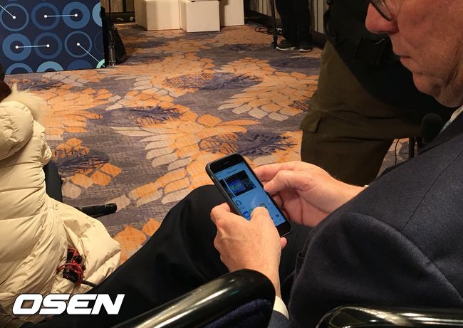 Alphabet Chairman Eric Schmidt Caught Using iPhone [Photos]