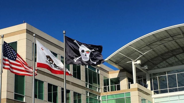 Apple Flies Pirate Flag Over Cupertino Headquarters in Celebration of Its 40th Anniversary