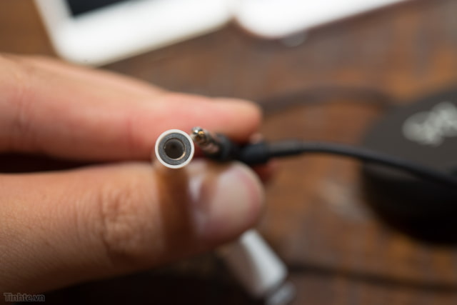 Apple Lightning to 3.5mm Headphone Adapter Leaked? [Video]