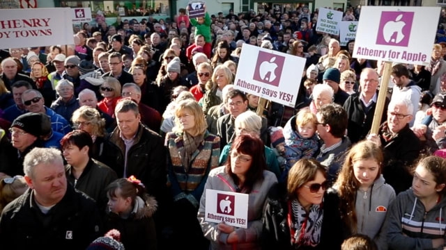 Thousands March in Support of Apple Data Center in Ireland