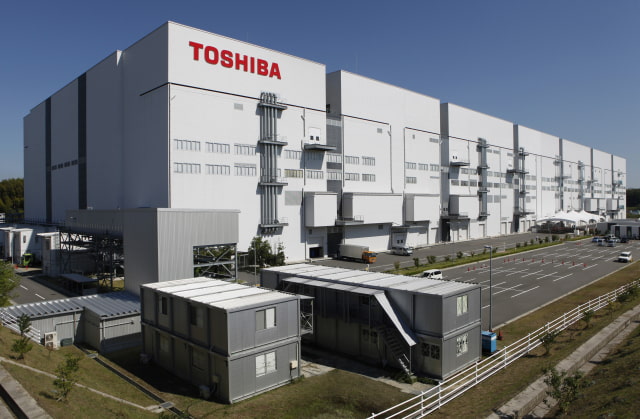 Apple and Amazon &#039;Chip In Funds&#039; to Help Foxconn Bid for Toshiba&#039;s Chip Business