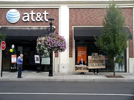 AT&amp;T to Install Large Store Display for New iPhone?