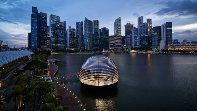 Apple&#039;s Newest Retail Store Sits on the Waters of Marina Bay in Singapore [Photos]