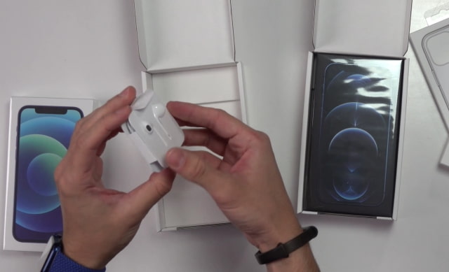 iPhone 12 Comes Double Boxed With EarPods in France [Video]