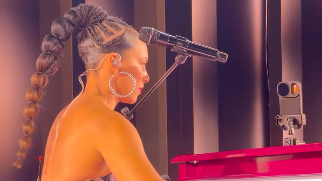 Apple Hosts Surprise Alicia Keys Concert at Grand Central Terminal for 50th Anniversary [Video]