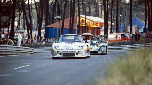 Porsche Brings Back Iconic Apple Rainbow Livery for Laguna Seca Race