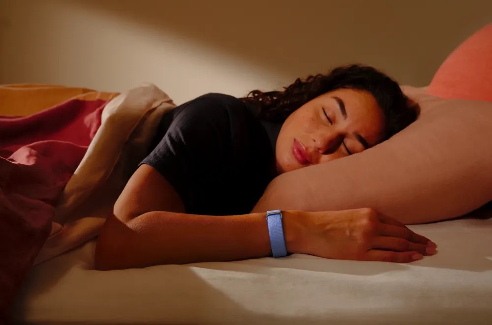 Google Unveils Screenless Fitbit Air With AI Health Coaching
