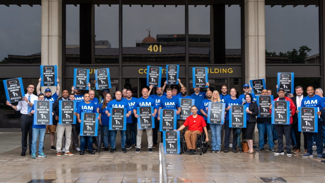 Union Workers Rally Against Closure of First Unionized Apple Store in U.S.