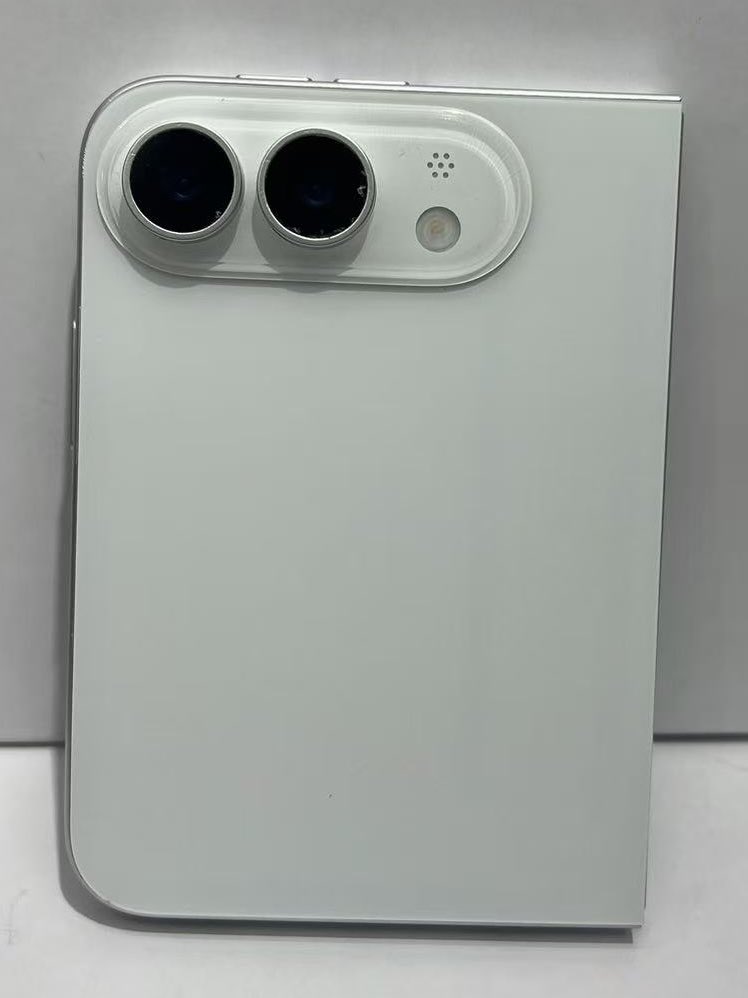 iPhone Fold Dummy Surfaces in White, May Be Only Launch Color [Images]
