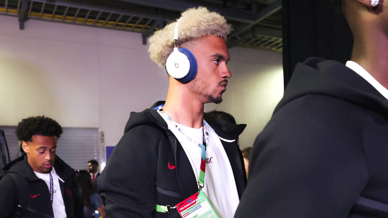 Невыпущенные наушники Beats от Apple замечены на Антони Робинсоне на Чемпионате мира [Фото]