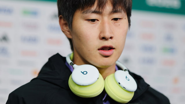 Lee Kang-in Reveals Apple's Unreleased Beats Headphones in Closest Look Yet [Photo]