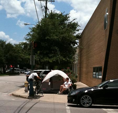 The Lineup for the iPhone 4 Begins a Week Early [Photo]