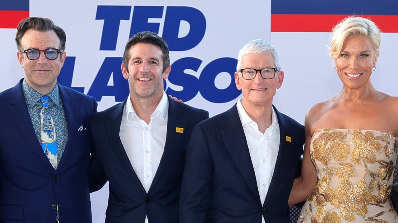 Тим Кук и Джон Тернус обсудоили смену генерального директора Apple на премьере «Теда Лассо»