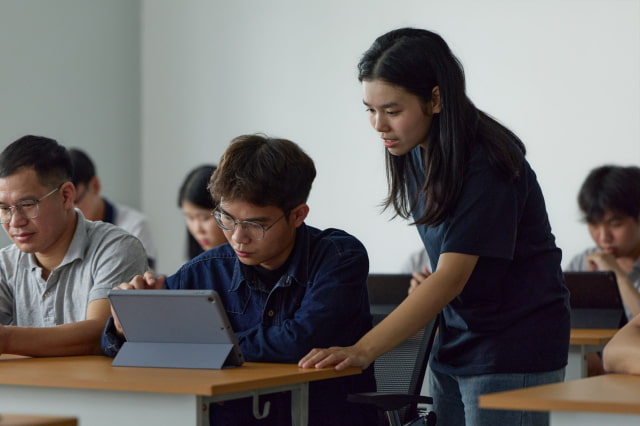 Apple Launches Hanoi Education Hub to Train Supplier Employees