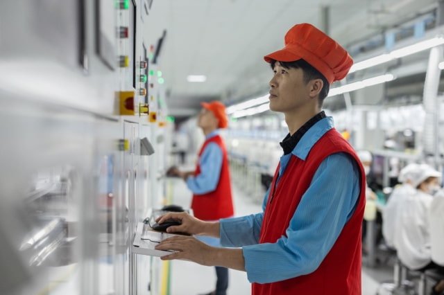 Apple Launches Hanoi Education Hub to Train Supplier Employees