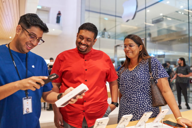 A team member helps customers make an iPhone 18 Pro purchase at Apple The Exchange TRX.