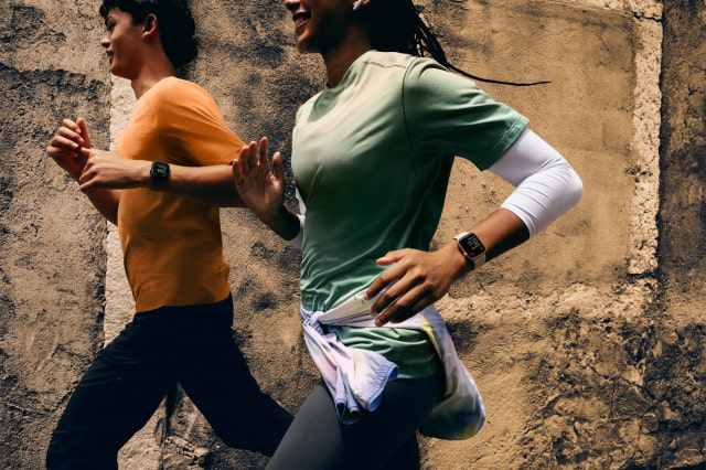 Two people running while wearing Apple Watch SE 3