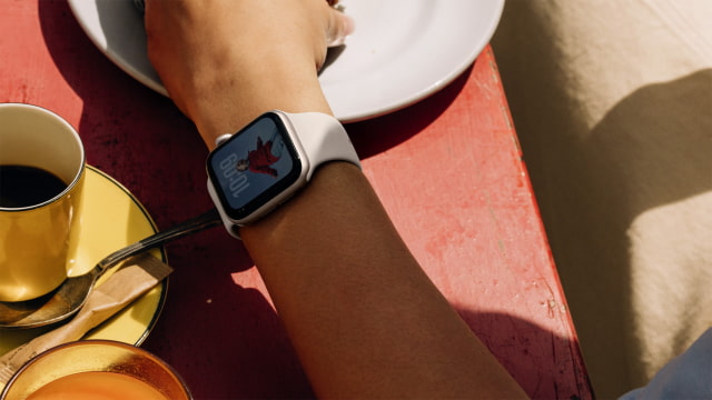 Apple Watch SE 3 showing its Always-On display on a person’s wrist
