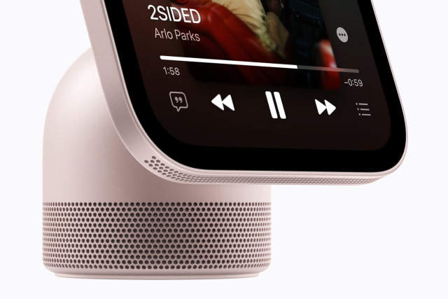 The drivers, woofer, and passive radiators in the tabletop HomeView.