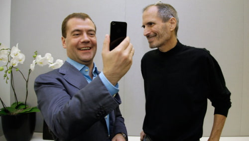 Стив Джобс Дарит Президенту России iPhone4