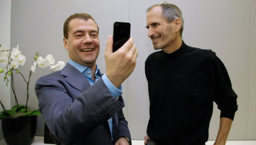 Steve Jobs Gives Russian President an iPhone 4