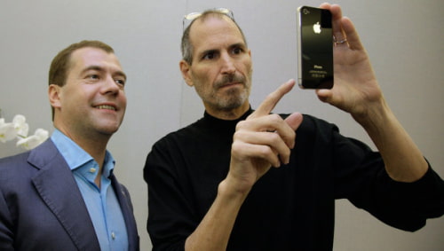 Steve Jobs Gives Russian President an iPhone 4