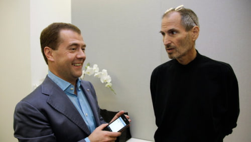 Steve Jobs Gives Russian President an iPhone 4