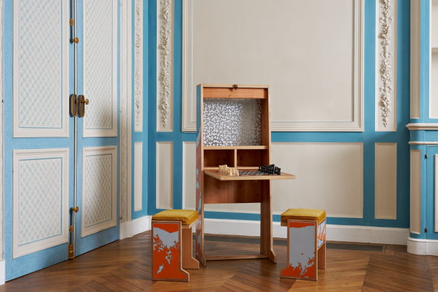 MonoAmbiente 1 by Parafernalia, opened to reveal a chess table and two stools.